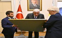  3 Bin Fotoğraf Tek Karede Buluştu: Müsavat Dervişoğlu'na Anlamlı Atatürk Hediyesi